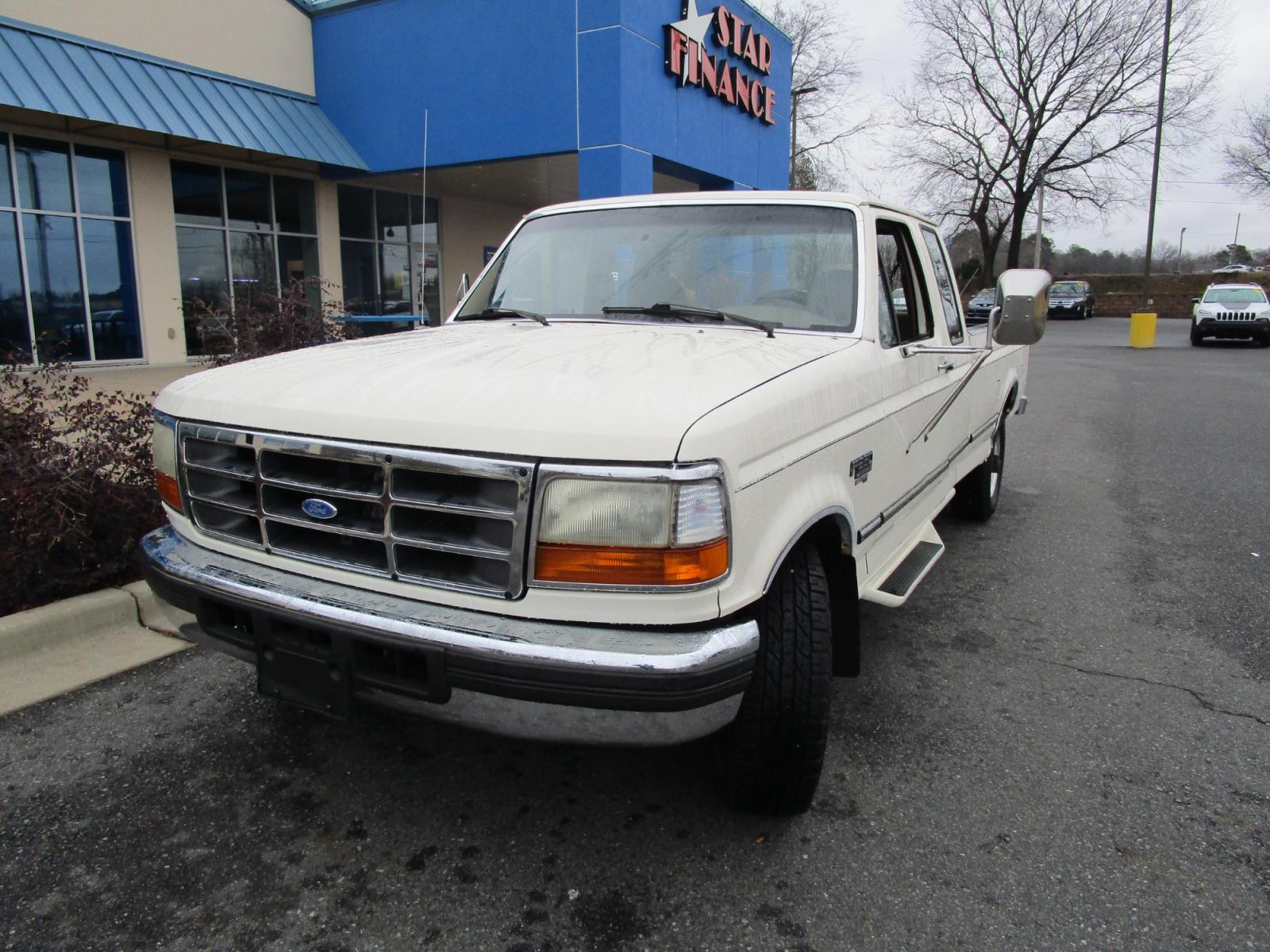 1996 WHITE Ford F-250 XL SuperCab Long Bed 2WD (1FTHX25F9TE) with an 7.3L V8 OHV 16V DIESEL engine, located at 1814 Albert Pike Road, Hot Springs, AR, 71913, (501) 623-1717, 34.494228, -93.094070 - Photo #1